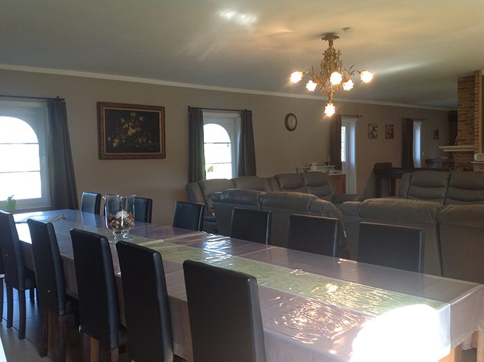 Lange eettafel in de living