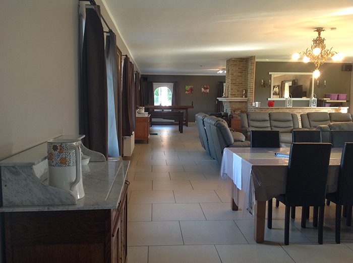 Living met dressoir en eettafel