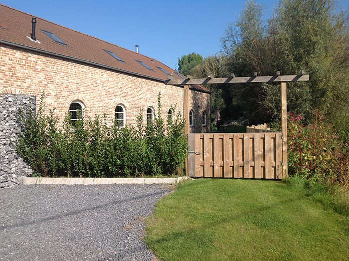 Pergola en grindpad langs de hoeve