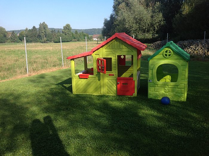 Speelhuisjes op het grasperk