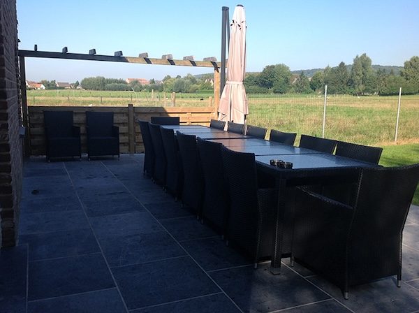 Terras met lange tafel en zicht op de velden