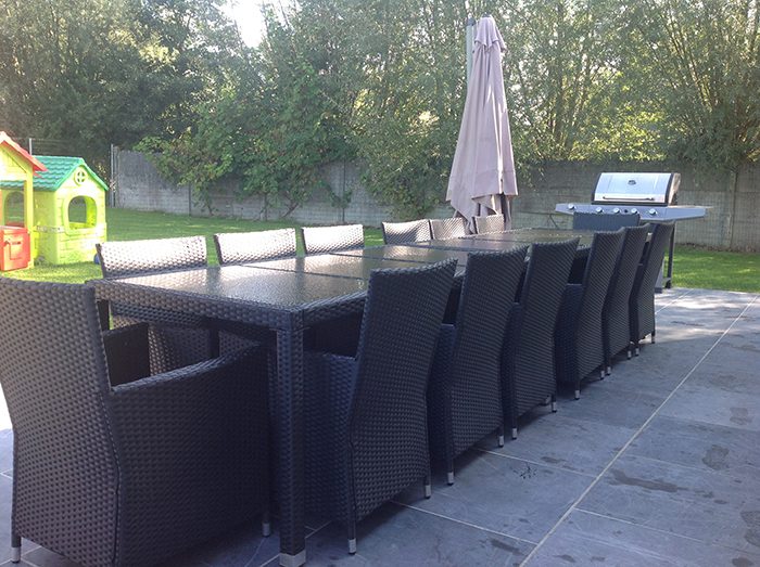 Terrastafel op het terras, met parasol